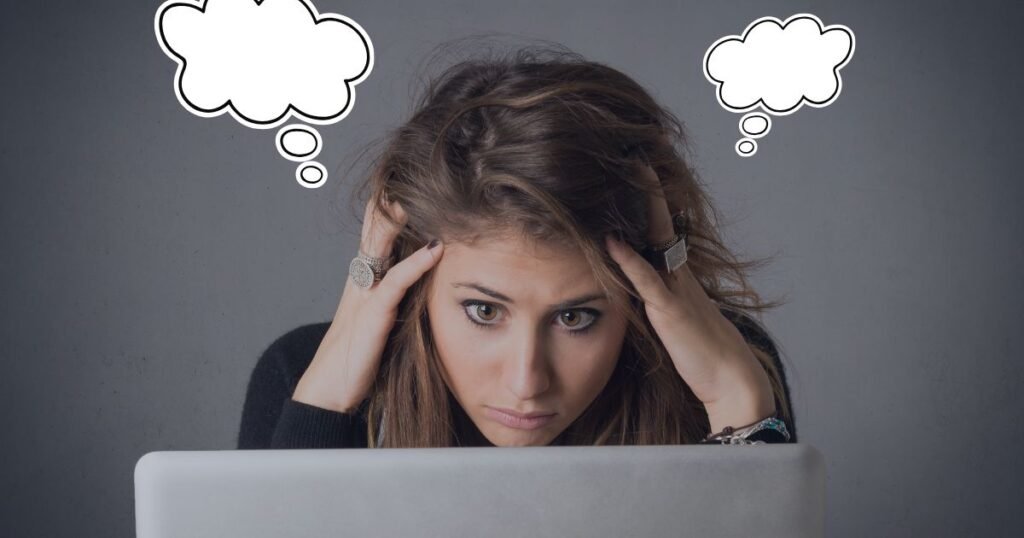mujer mirando que su pagina no aparece en Google